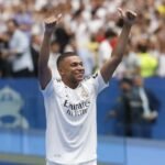 karim mbappe presentado en el real madrid estadio bernabeu