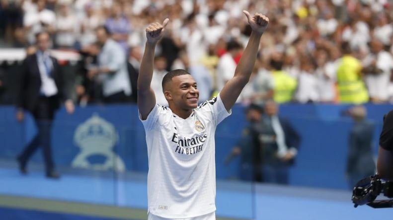 karim mbappe presentado en el real madrid estadio bernabeu